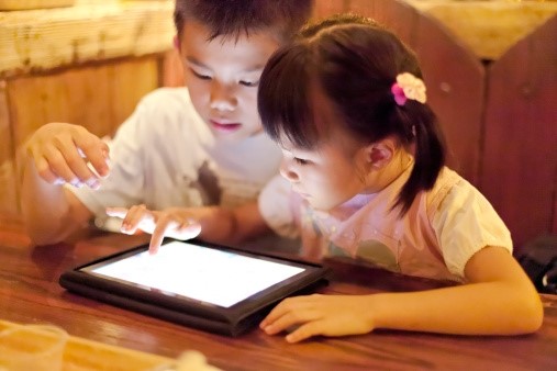 Có nên cho trẻ tiếp xúc nhiều với công nghệ?